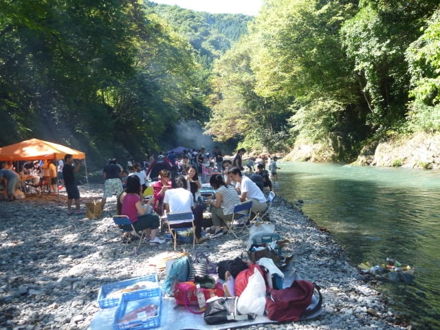 夏の名残り 秋川渓谷は大賑わい 多摩 ときどき山