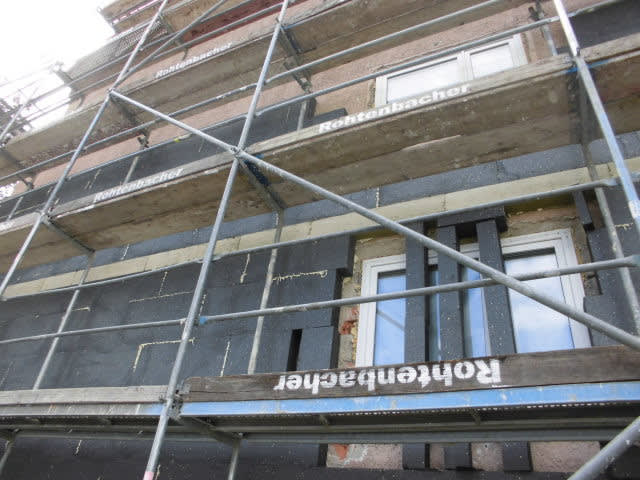 ぶ厚い断熱材を壁の外側に貼っている光景 怠慢主婦 ドイツで同居 ぶ厚い断熱材を壁の外側に貼っている光景 怠慢主婦 ドイツで同居