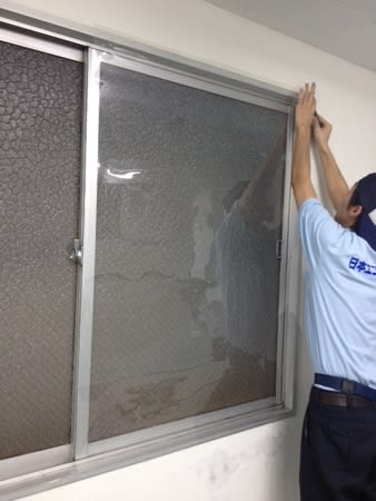 耐震 防災 東京都の予算で窓ガラスには飛散防止フィルムを切望 ケガ防止 窓ガラスの暑さと地震対策に窓フィルム貼り 目隠しミラーならカーテンなしで外から見られず中からスッキリ 冷暖房効果アップ
