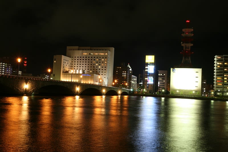 09 4 24 萬代橋の夜景写真 新潟市の観光名物といえば萬代橋 佐渡むじなが都会で得た情報 むじなのひとりごとblog Ver