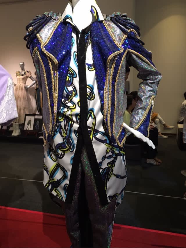 宝塚の衣装「HOT EYES ‼︎」 日曜絵かきの散歩道 “doucement，doucement”