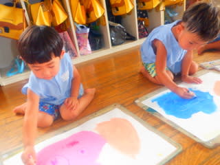 あお ３歳児 絵画製作 プール 共同製作 おおわだ保育園 子どもたちの様子