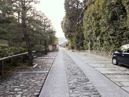 京都大徳寺の石畳 満月 散歩 狼