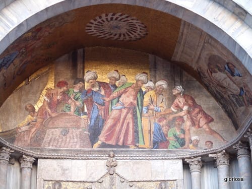 サンマルコ聖堂正面には聖人強奪の絵が 新イタリアの誘惑