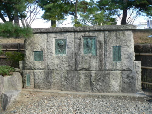 松本城黒門を入って右側にある、「小林有也先生」と「市川量造先生」の顕彰碑
