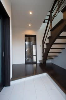 玄関ホールからリビングの入口までのデザイン 株 宮本住建 姫路 木造住宅のあれこれと日々の徒然 玄関ホールからリビングの入口までのデザイン 株 宮本住建 姫路 木造住宅のあれこれと日々の徒然