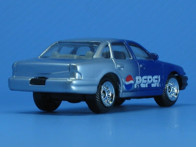 フォード クラウン ビクトリア PEPSI CAR 1998（青／シルバー） - ボケ 