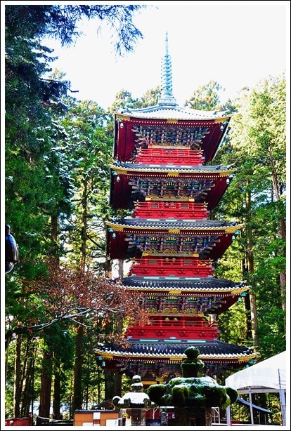 冬の日光 東照宮の五重塔 カメラの向こうに自然が見える