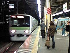 神田駅に並ぶ京浜東北線と山手線