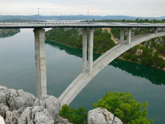 クロアチアの高速道路SAで休憩時に見た見事な橋