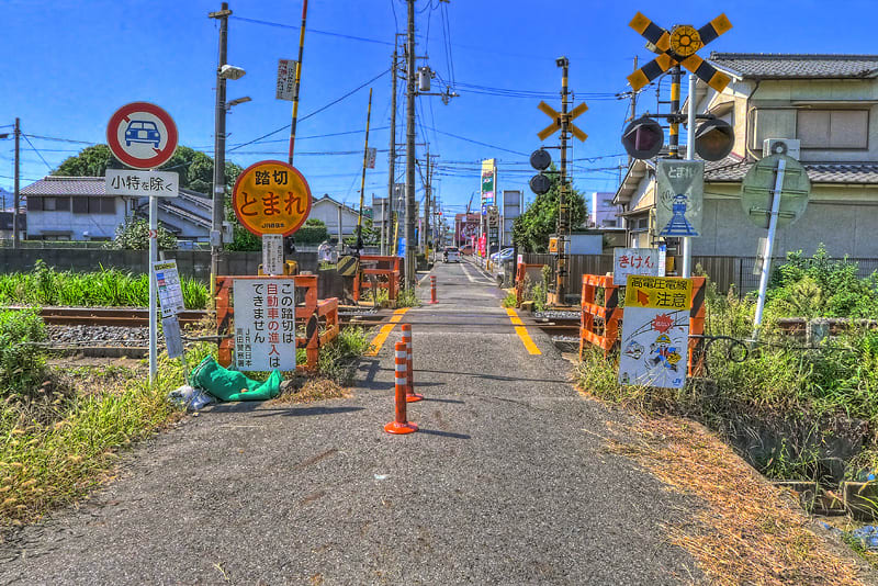 ＪＲ和歌山線今市第一踏切付近の風景,志都美駅香芝駅間,小特を除く,この踏切は自動車の進入はできません,JR西日本,高田警察署,ジャパン香芝店,高電圧電線注意,奈良県香芝市北今市４丁目,画像,HDR写真