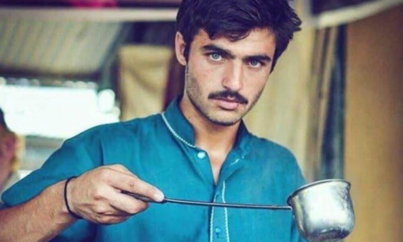 パキスタンのチャイ売り青年 世界中で イケメン と話題 でも社会問題にも 世界メディア ニュースとモバイル マネー