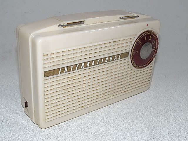 International ブランドの電池管ポータブル・ラジオ（昭和30年頃） - テレビ修理-頑固親父の修理日記