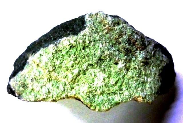 鳥羽市菅島産・希産鉱物の一つ 「含クロム灰礬石榴石」
