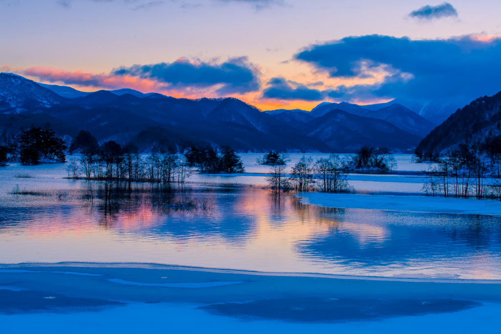 秋元湖 冬の朝の写真