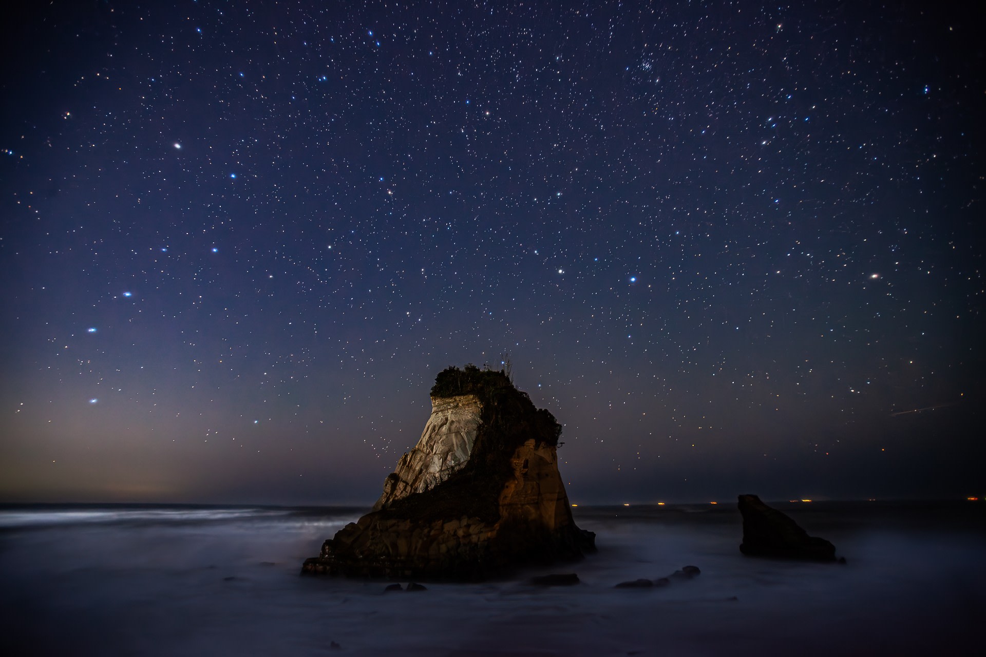 夫婦岩の星景の写真