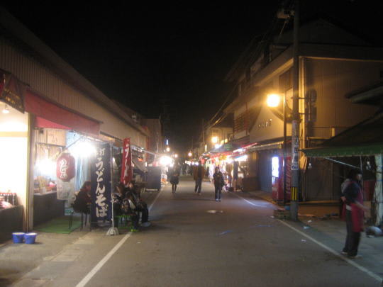 お千代保稲荷の南口からの参道