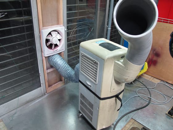 スポットクーラー スポットエアコン の熱い排気には排熱ダクトが必需品 オクテック ガレージ ブログ Oku Tec Garage
