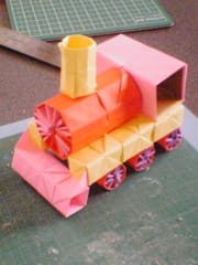 折り紙で機関車ができた 台風一家