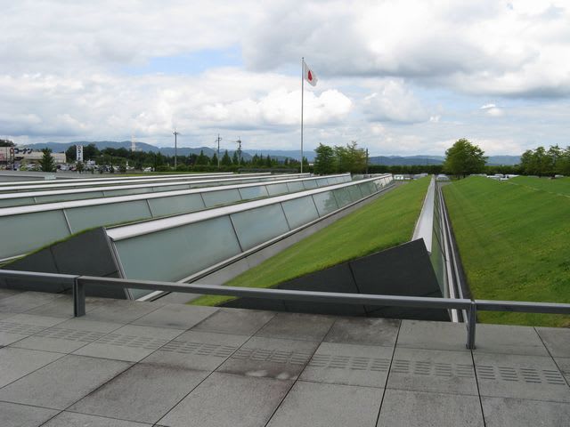国会図書館関西の芝生の屋根