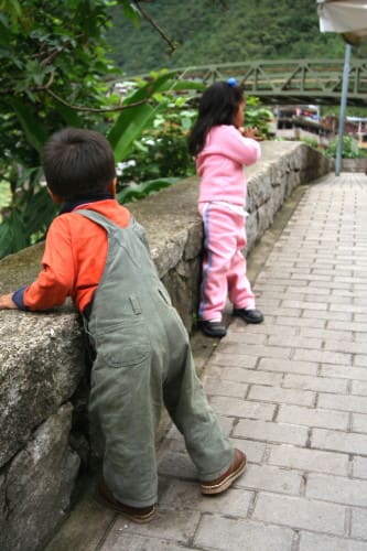 ペルー　マチュピチュ村　女の子と男の子