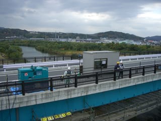 工事現場と芦田川下流を望む