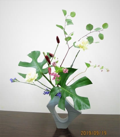 ユーカリの葉が ヒラヒラ動いている様な作品 池坊 花のあけちゃんブログ明田眞子 花の力は素晴らしい 広島で４０年 池坊いけばな 教室 熱心な方々と楽しく生けてます