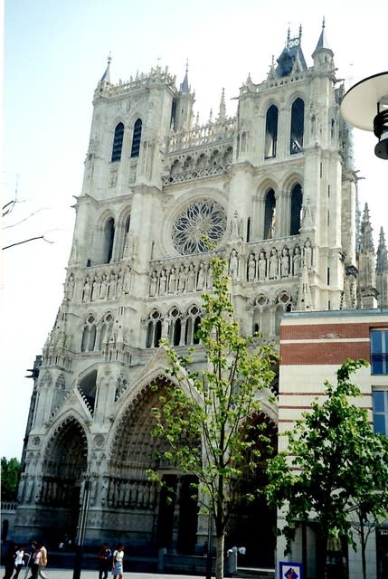 アミアンの大聖堂正面と観光案内所 ヨーロッパの限りない大地