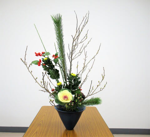 正月花 大まかに生けて 細かい所は自宅で 池坊 花のあけちゃんブログ明田眞子 花 の力は素晴らしい 広島で４０年 池坊いけばな教室 熱心な方々と楽しく生けてます