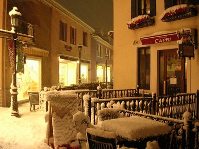 villagio_italia23.jpg: 雪夜のイタリア村。オープンレストランのテーブルにも雪