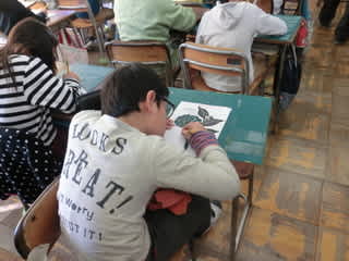 ３年生 図工 切り絵 カッターを使って 萱野小ニュースブログ