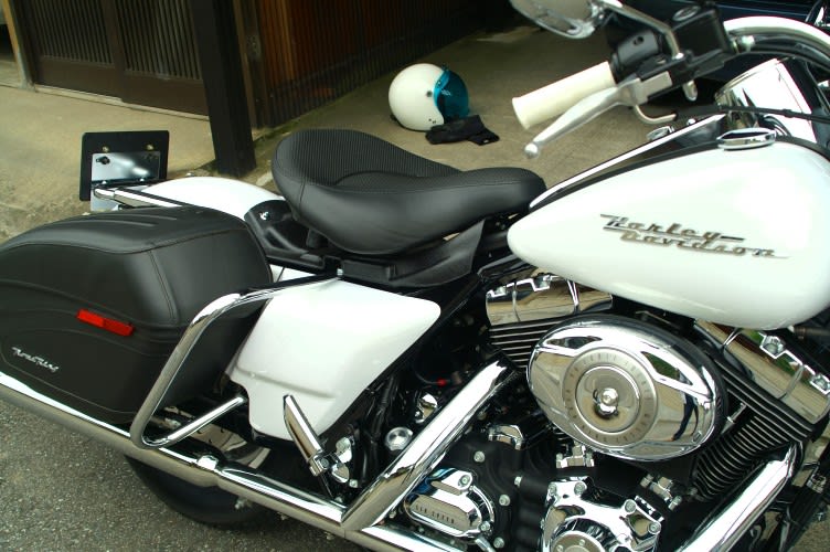 ハーレーラペラシングルシート、スタッズ仕様 FLHRロードキング2008 ハーレーラペラシングルシート、スタッズ仕様 FLHRロードキング