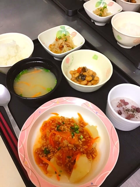 施設ごはん ミートソースじゃが 小正月 小豆がゆ スウィーツなブログ 彡