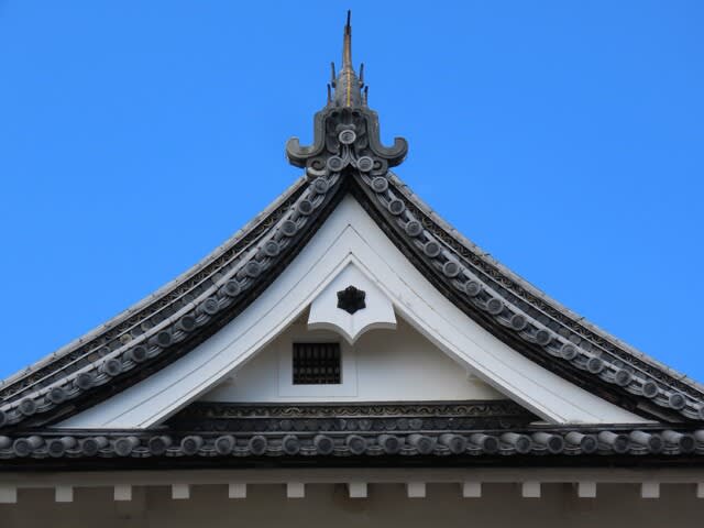 彦根城 天守 入母屋破風(東面) 梅鉢懸魚(うめばちげぎょ)