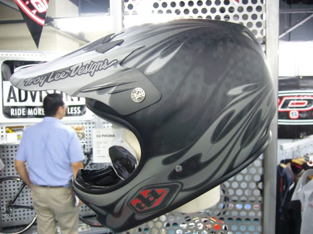 TROY LEE DESIGNS / D2 CARBON - トレイルストア日記