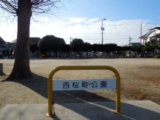 公園入口からホテル跡を望む