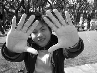 ぢつと手を見る 裸男と着女 07年3月21日上野公園 日本のごあいさつ ぢつと手を見る