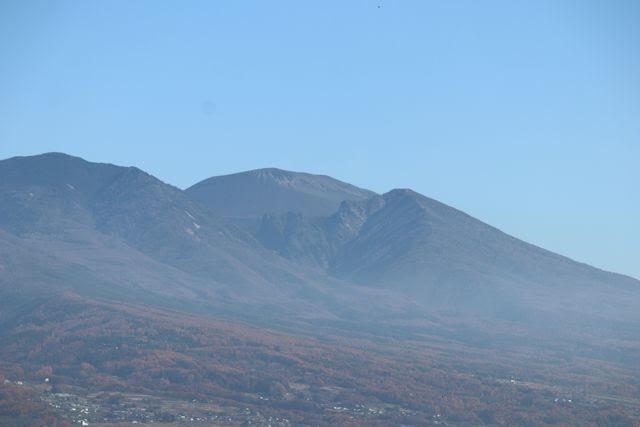 長野県東御市八重原から北東側にそびえている 赤茶けた浅間山山系を眺めました ヒトリシズカ特論 その2