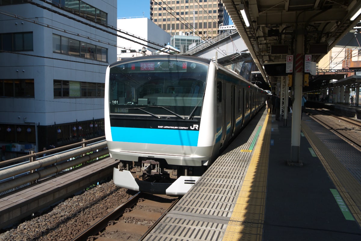 ｊｒ浜松町駅を発車する京浜東北線の北行き快速電車 緑には 東京しかない