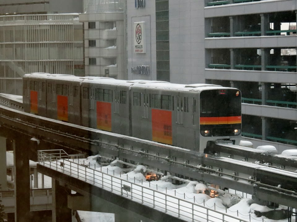 立川南駅 立川北駅間走行中多摩都市モノレール１１０２ｆ 中央鉄道日報