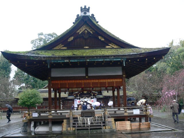 平野神社：拝殿は雨のせいか人が少ない