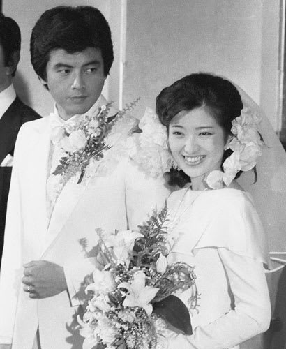 記事 あの日 この１枚 11月19日 歌手 山口百恵と俳優 三浦友和が結婚した 小父さんから
