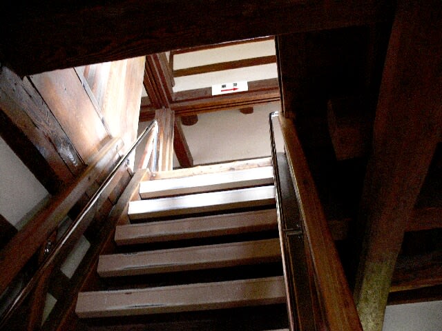 天守閣の階段は傾斜がきつい