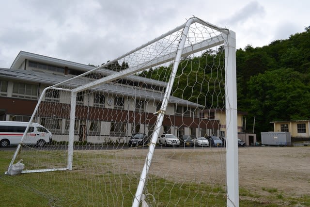 サッカーゴールペンキ塗り完成しました 宮古市立亀岳小学校