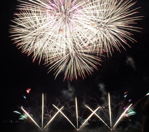 ２０１５年諏訪湖祭湖上花火大会で見た花火（10）　交差する花火