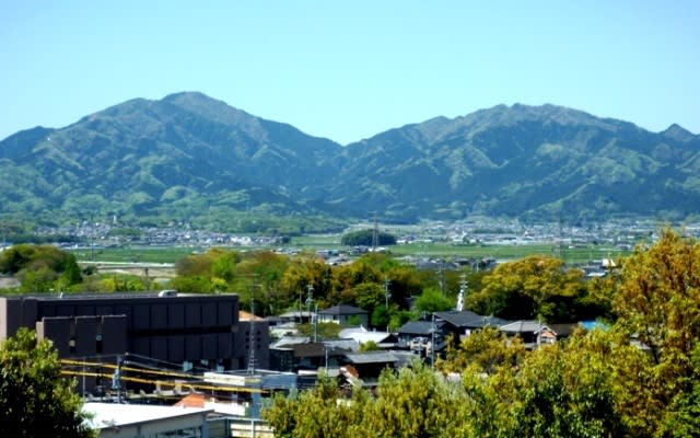 松阪城址より眺めた 「堀坂山」 （ 左側の峻峰 ）