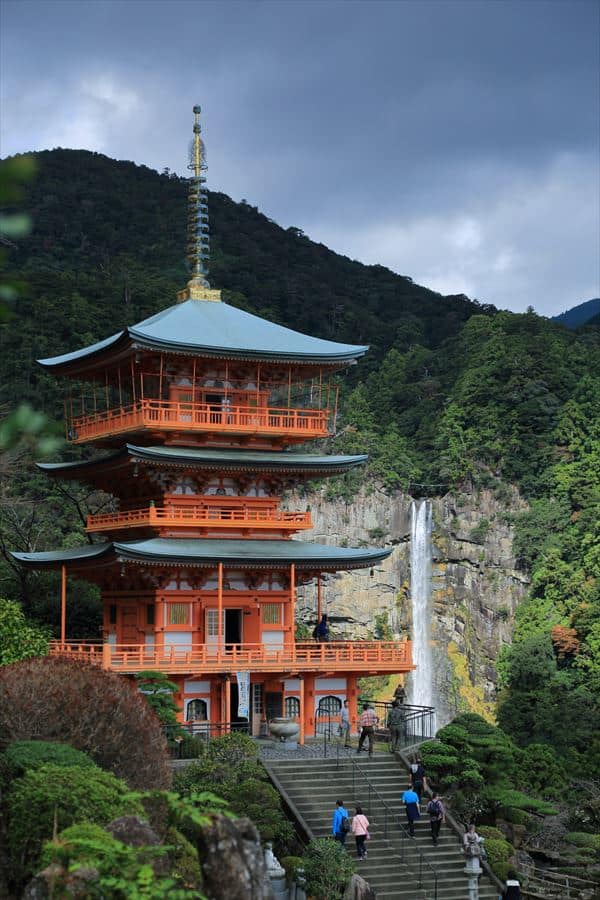 和歌山県 青岸渡寺の三重塔と那智の滝 飛瀧神社 延命長寿のお瀧水 金沢から発信のブログ 風景と花と鳥など