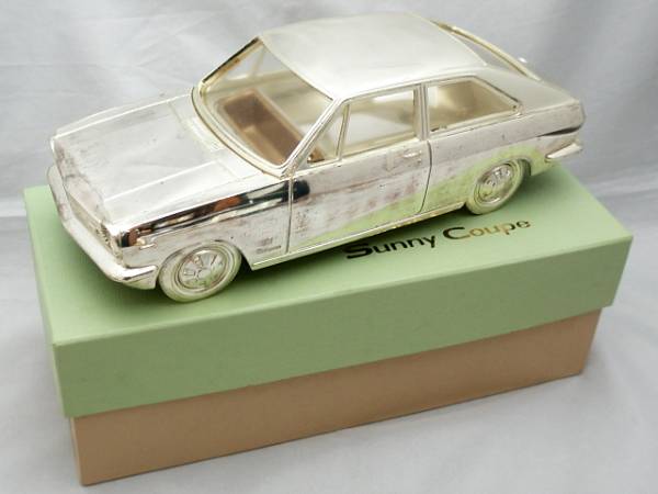ダットサン（日産、ニッサン）初代サニークーペ 銀座 山崎謹製 - 車の形をした煙草入れ、ブリキのおもちゃ（玩具）と自動車グッツのコレクション。