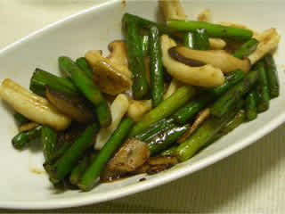 イカとにんにくの芽のオイスターソース炒め With A Smile