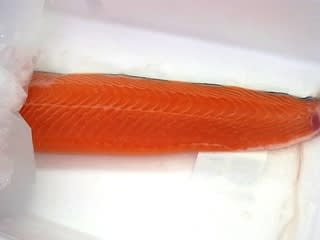 ノルウェーサーモンのお刺身を食べる ~トマトとバルサミコのソース